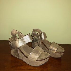 Pierre Dumas Wedges Size 7